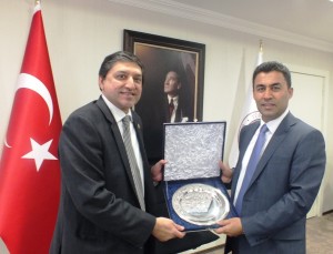 Turkey’s Deputy Minister for Economy Mr. Mustafa Sever presenting a memento to Chairman Board of Investment Mr. Saleem H. Mandviwalla at Ankara on 18 October.