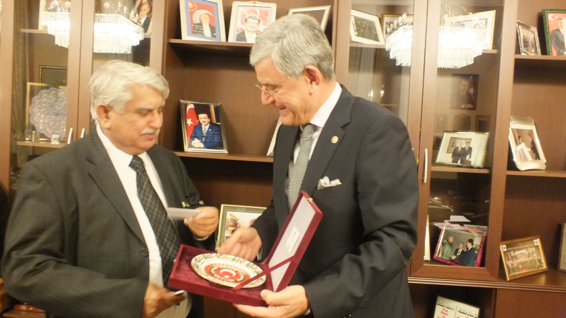 Chairman of Foreign Affairs Commission of TGNA Mr. Volkan Bozkir presenting a memento to Senator Haji Muhammad Adeel, Chairman of Senate Standing Committee on Foreign Affairs, Kashmir & Gilgit-Baltistan at Ankara on 6 December 2012.